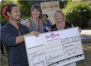 Mit dem Sieger Shinroku Shimokawa (Stuttgart) freuen sich die Sponsorin Petra Beck und Jurorin Katrin Rickerts (Kunstpalais)